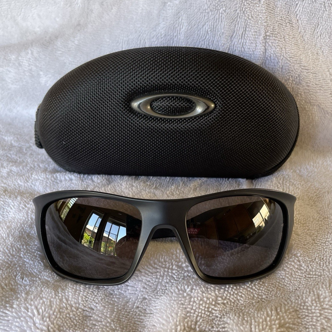 Oakley OO9486-0160 Sport Sunglasses Black Plastic Frame Gray