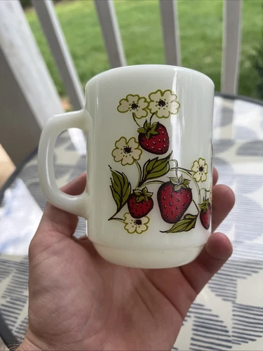 Anchor Hocking Milk Glass Coffee Mug Cup Strawberries EXCELLENT