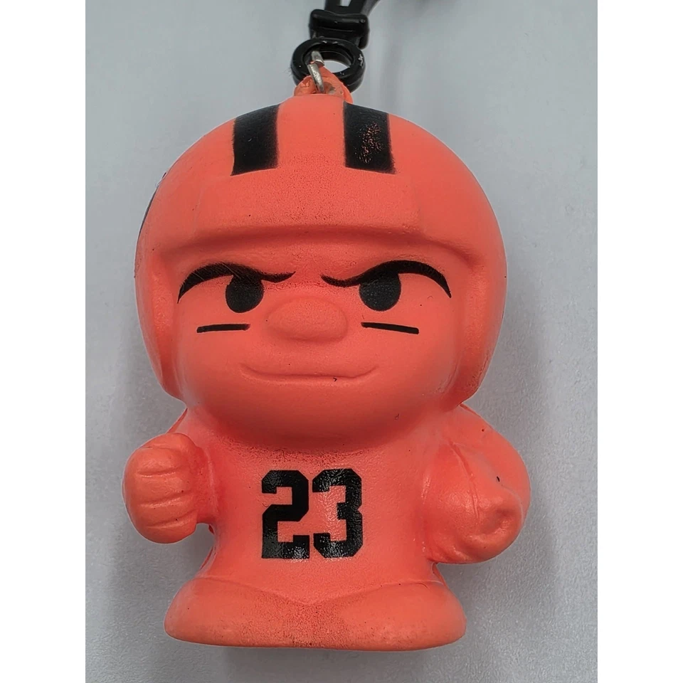Chaveiro NFL Squeezymate Series 7 2025 Christian McCaffrey raro vermelho neon 49ers - Imagem 2 de 4