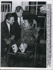 1960 Press Photo Dean Look, Hugh Duffy Daugherty visit Shrine Hospital kids