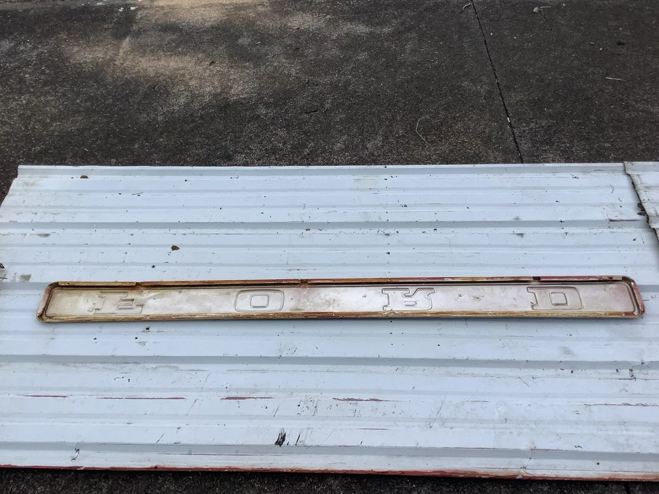 Placa de identificación de puerta trasera Ford Truck F100 F200 F300 1970 1971 1972 F O R D Foto 2 de 4