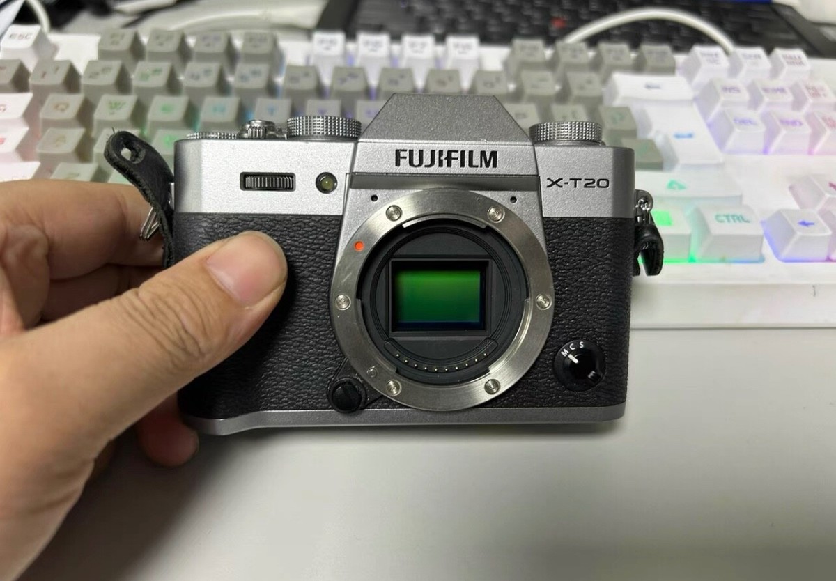 Fujifilm X-T20 24.3MP Digital Camera Body Silver (Preowned Fujifilm X-T20 24.3MP Digital Camera Body Silver (Preowned