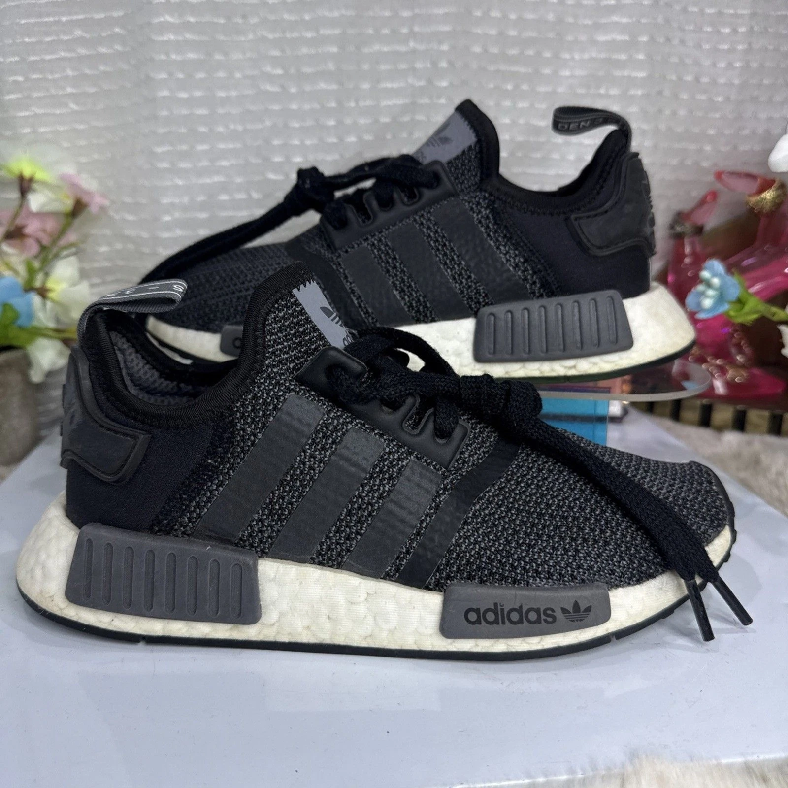 (A2) Adidas Originals NMD_R1 Running Sneaker Sz 4 Black Carbon White B79758
