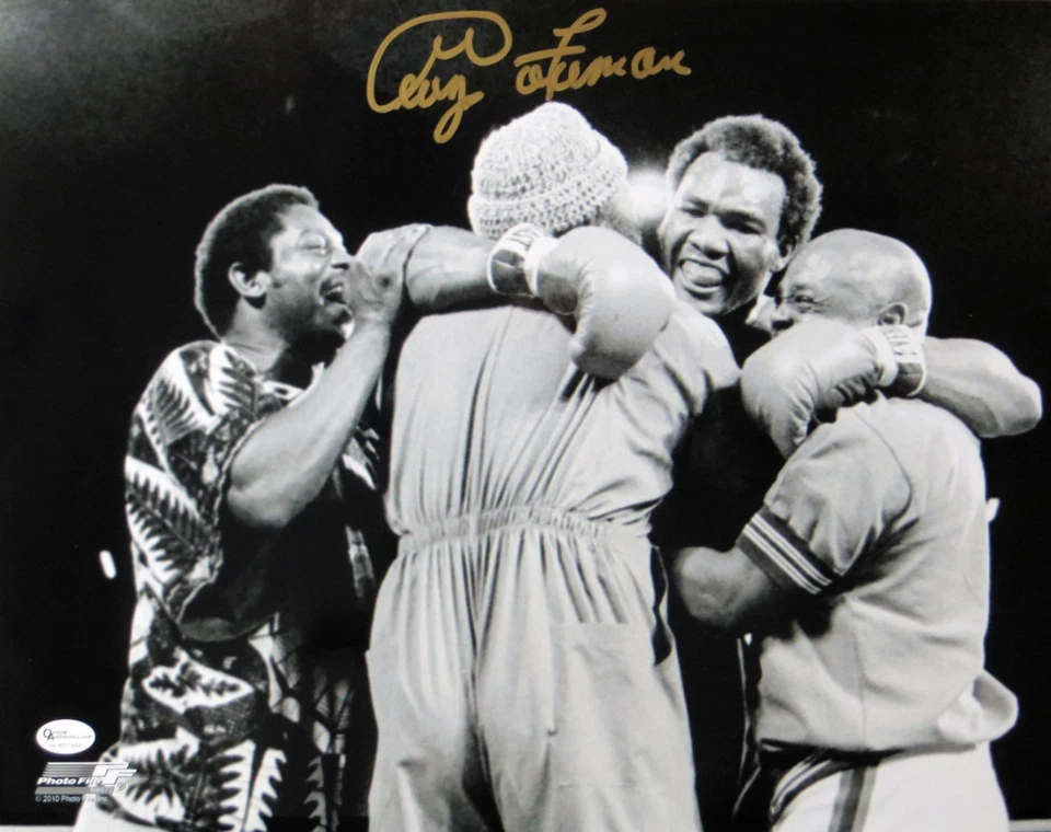 Foto autografiada firmada por George Foreman 11X14 de colección después de la lucha abrazo OA