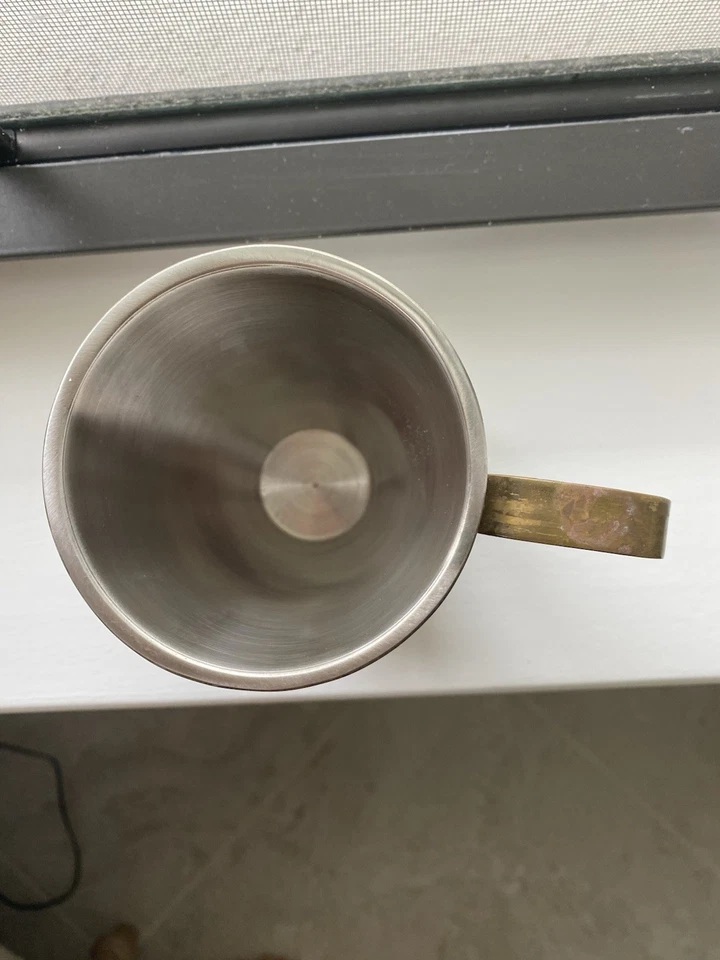 Caneca de metal martelada à mão Napastyle latão e aço inoxidável feita na Índia - Imagem 4 de 4