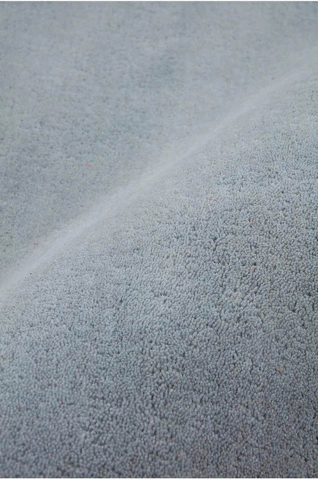 Gray Solid Color Hand Tufted Woolen Rug 8x10 ft for Modern Spaces - Image 3 of 4