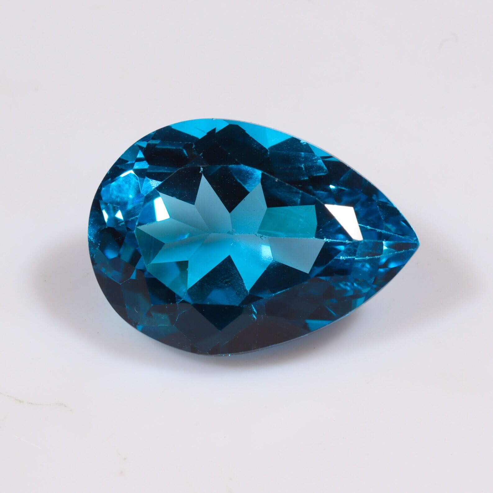 Topaze bleue London du Brésil 2.76 carats pour haute joaillerie