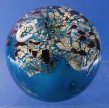 ROBERT HELD Art Glass: mundgeblasener Briefbeschwerer/ Paperweight; t&uuml;rkis-gold