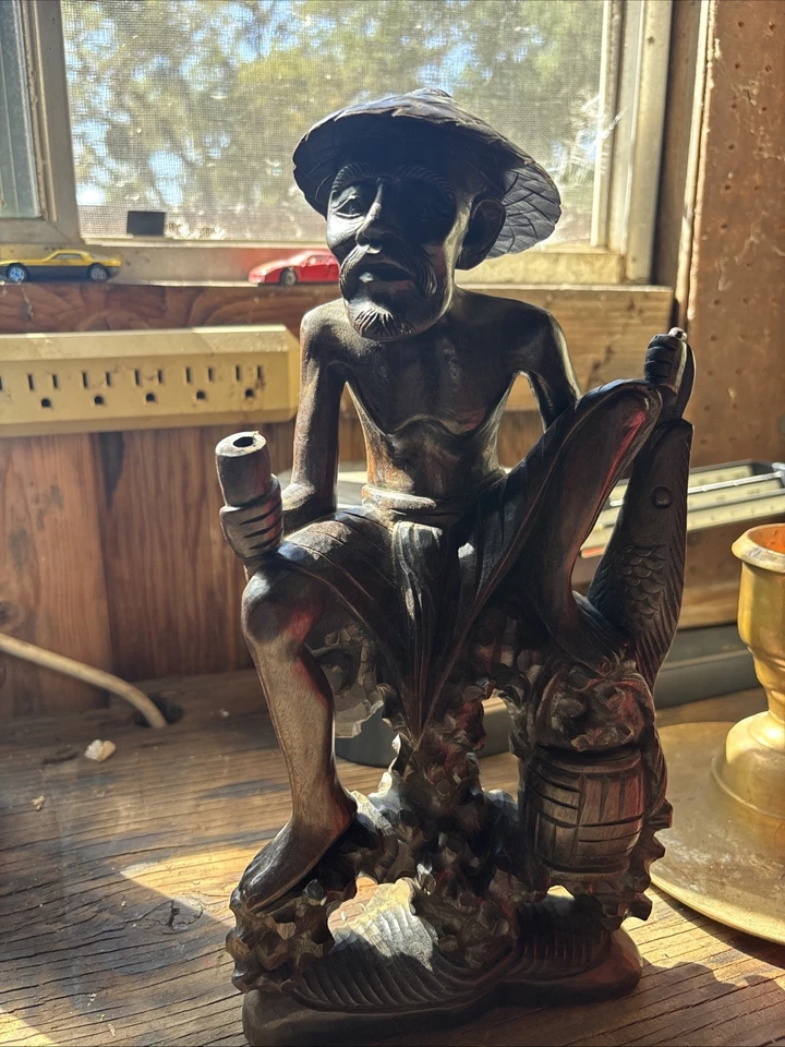 Antigua estatua china tallada en madera de agar de Indonesia de madera de Chenxiang de un pescador Foto 2 de 4