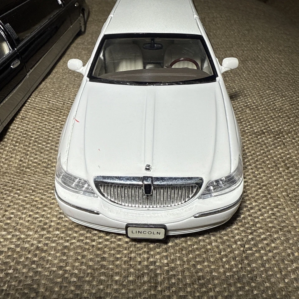 Sunnyside 1/28 Vintage 2003 Lincoln Limousines (White) (Black) (Silver) - Image 3 of 4