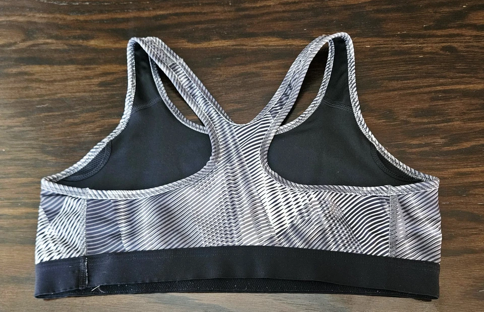 Sujetador deportivo Nike Pro Dri Fit negro y blanco arremolinado para mujer talla grande Foto 2 de 3