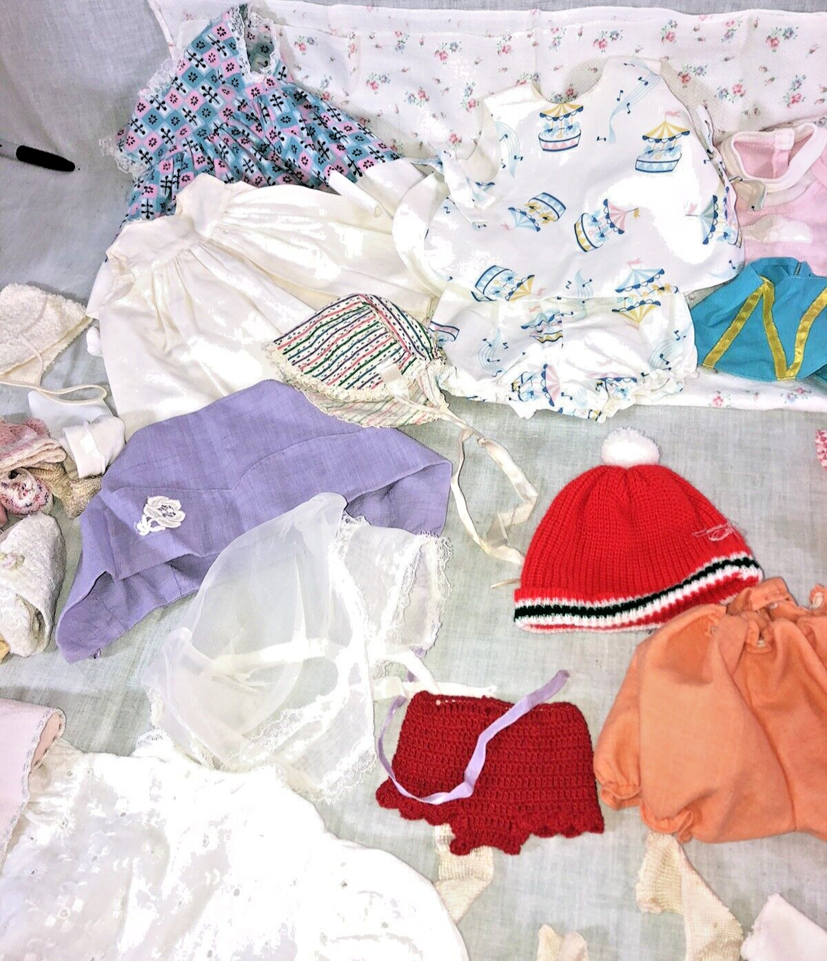 LOT OF TONS OF HANDMADE DOLL/NEWBORN CLOTHES SOCK… - image 11