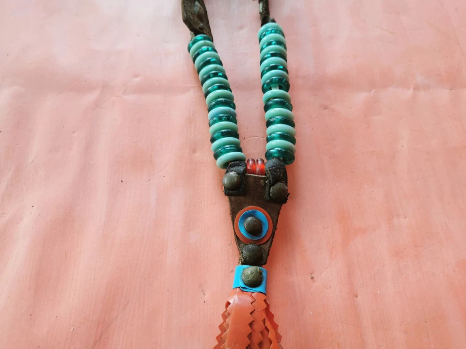 ANTIGUO COLLAR DE CUERO PRIMITIVO PARA OTOMANA ADORNO CUENTAS CABALLO Foto 2 de 4