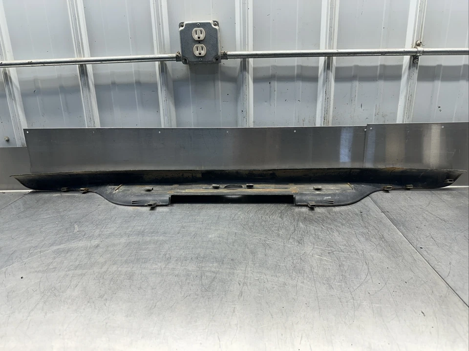 1999-2006 Chevrolet Silverado 1500 Lower Bumper Step Pad Center 12335696 OEM — 第 4/4 张图片