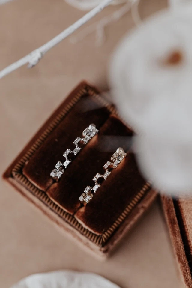 La mejor alianza de compromiso de moissanita corte baguette de 0,30 quilates de oro rosa macizo de 14 quilates Foto 4 de 4