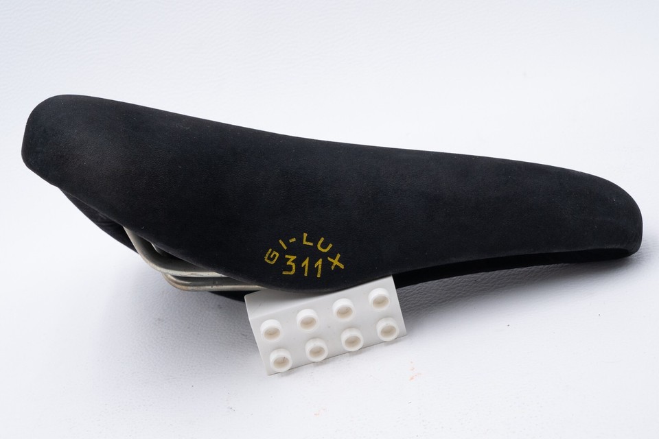 Selle De Vélo SAN MARCO GI-LUX S.L Super Light - NOUVELLE ! - Cuir Synthétique Noir Suédé
