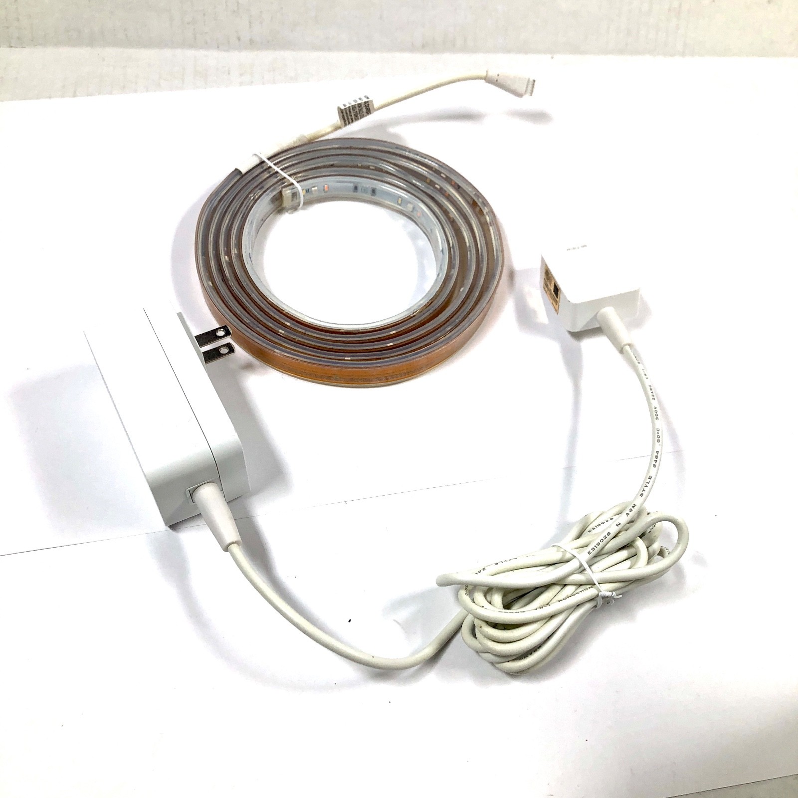 ISSUE READ Philips Hue White and Color Smart Lightstrip Plus 2m/6ft Base Kit