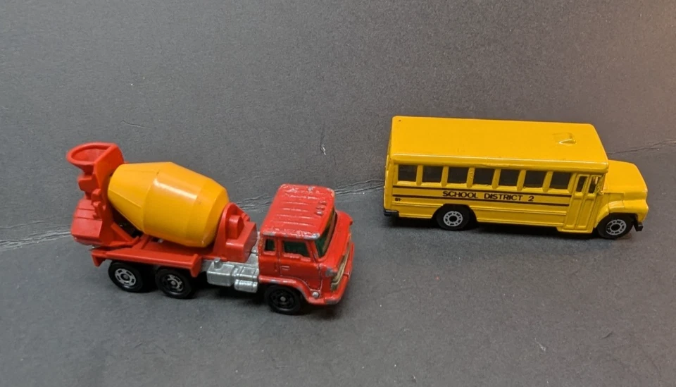 LOTE DE 2 juguetes diecast Tomica by Tomy Pocket Hino Truck & Matchbox School Bus Foto 3 de 4