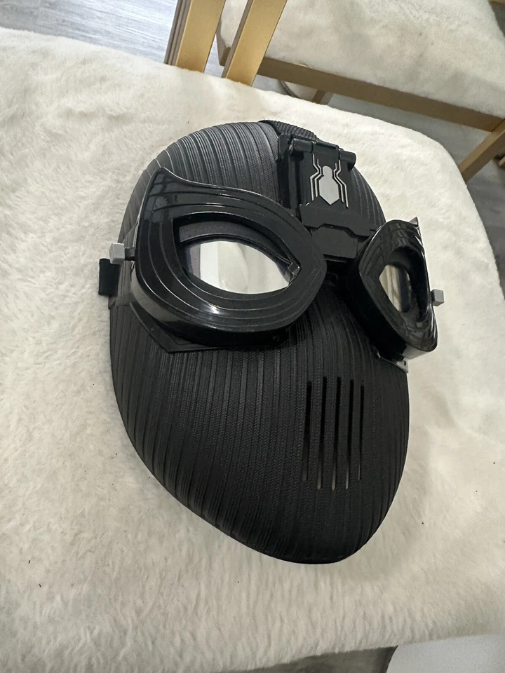 Marvel Spider-Man Lejos de Casa Traje Sigiloso Máscara Negra con Tapajos Movibles Genial Foto 2 de 4