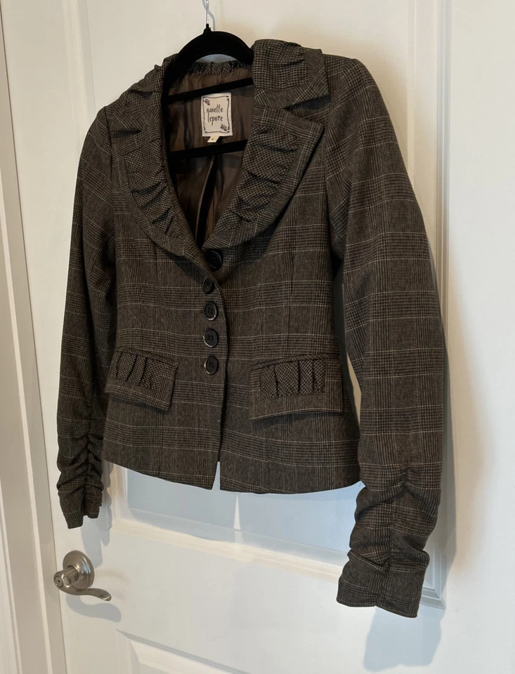 CUTEST Nanette Lepore Tweed Gris 2 piezas Conjunto de Traje Blazer Falda Volantes Lazos Talla 0 Foto 2 de 4