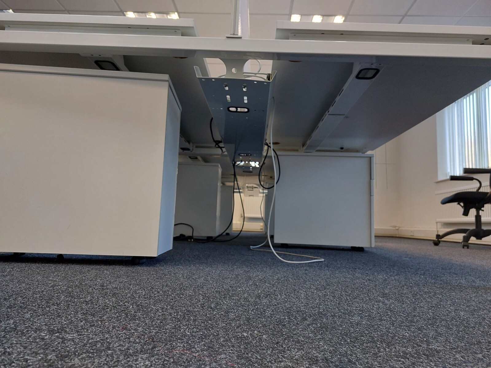 Quality White Office Furniture Job lot (Desks, Meeting Tables