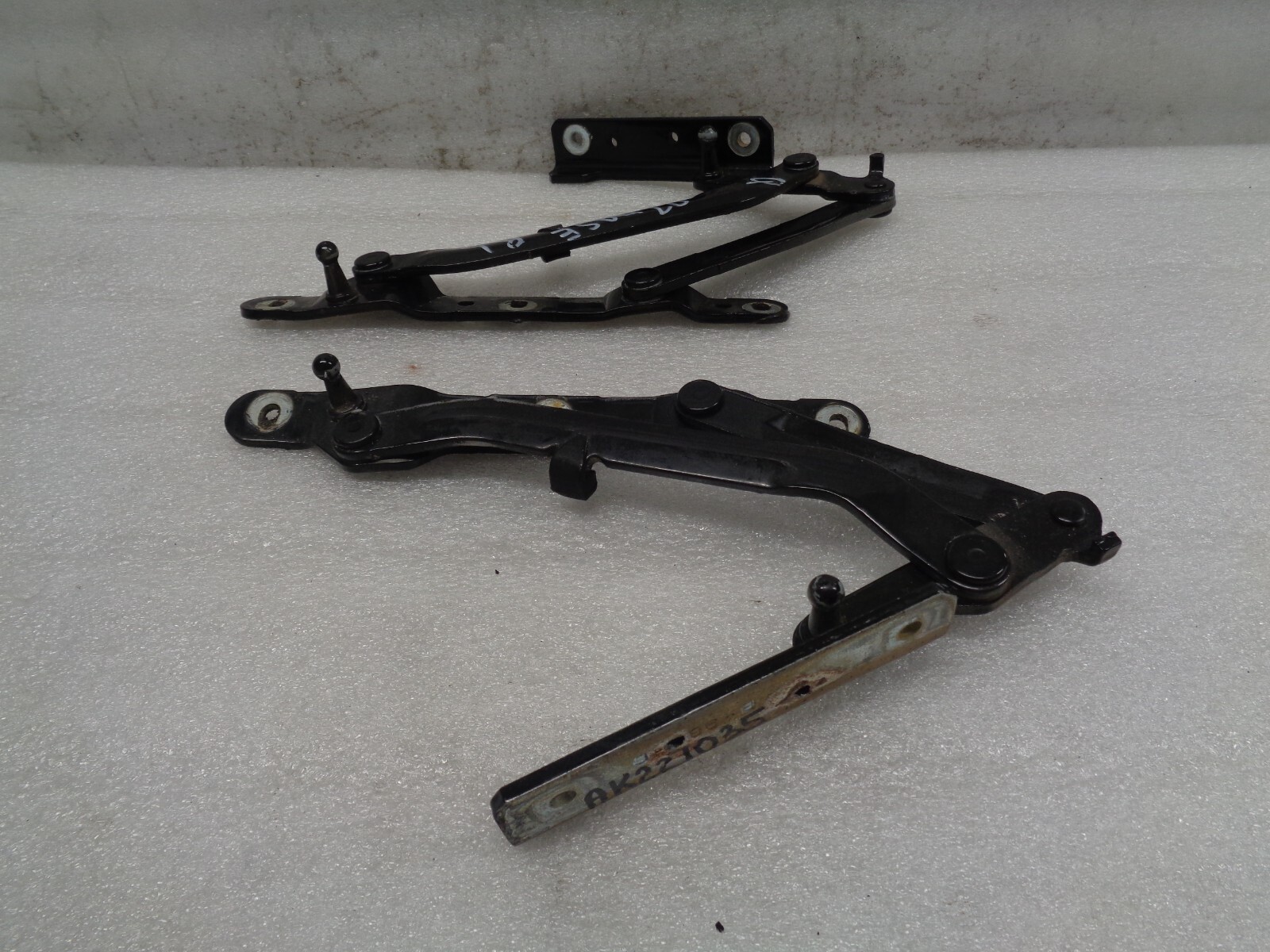 05-08 Maserati Quattroporte M139 Rear Trunk Support Hinge Pair Set OEM AK221035