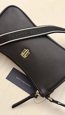 NWT Tommy Hilfiger Black Pebbled Faux Leather Shoulder Bag Gold Logo