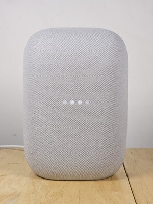 Google Nest Audio Smart Lautsprecher mit Google Assistant Kreidegrau GXCA6 getestet