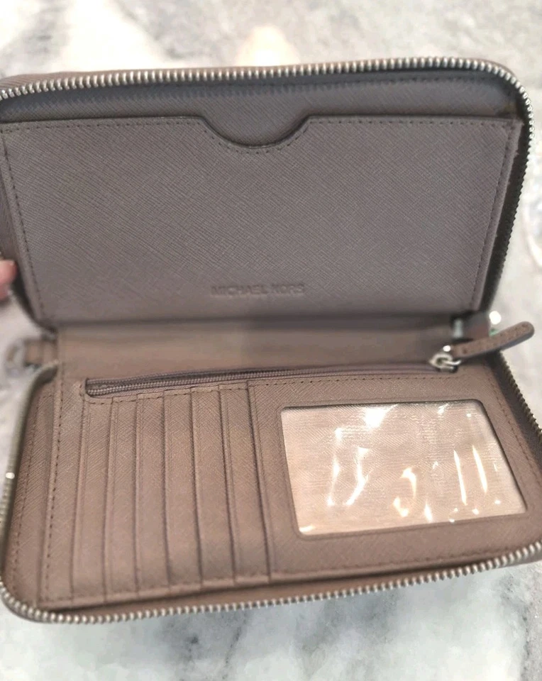 Cartera sin asas Michael Kors tarjeta, cambio y organizador de cheques cremallera decoración plateada Foto 3 de 4