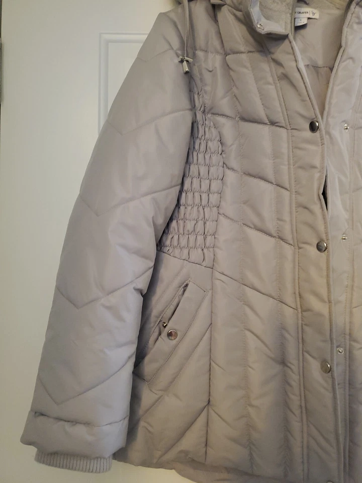 Chaqueta acolchada con capucha gris Susan Graver resistente al agua Foto 3 de 4