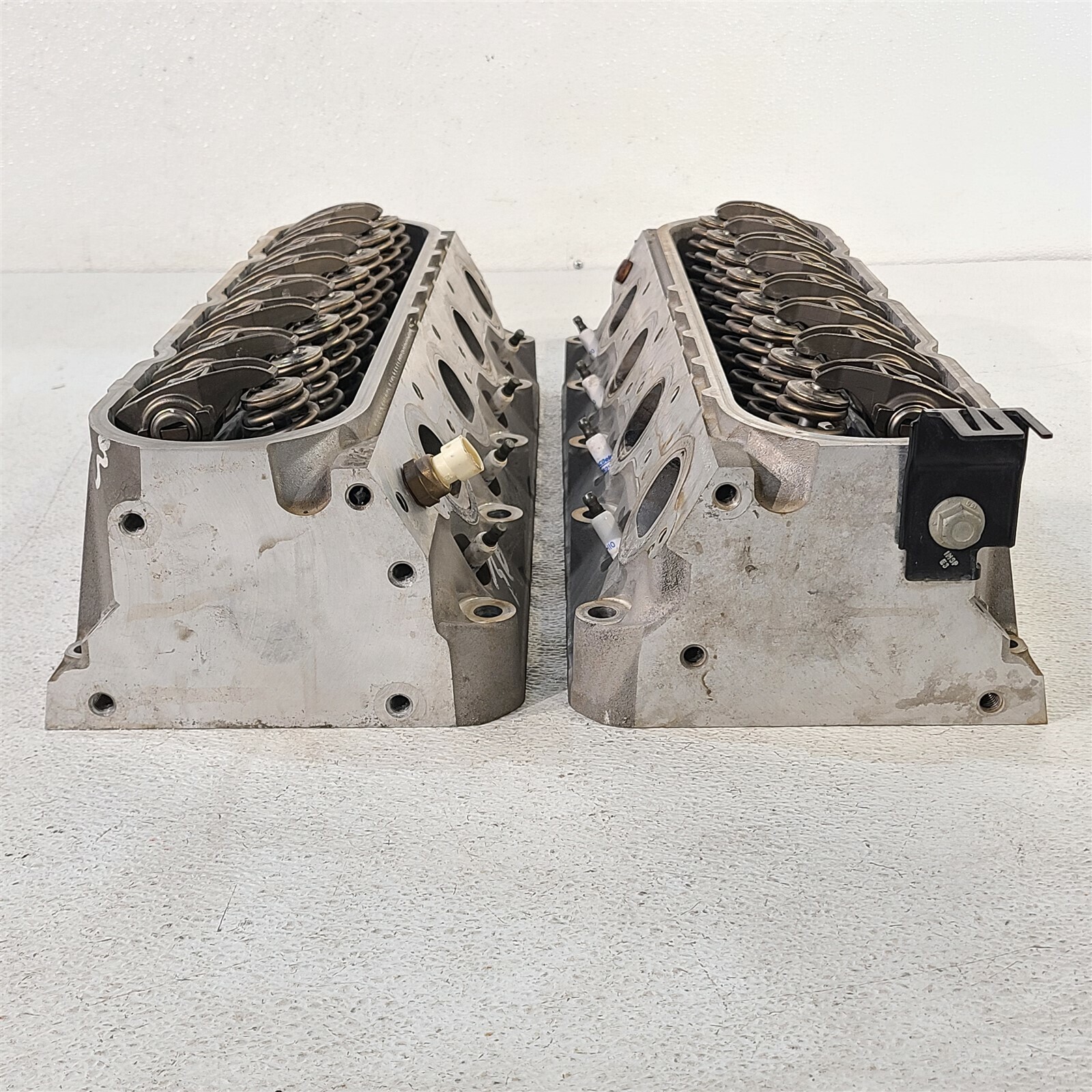 1015 Camaro Ss 823 Casting Cylinder Heads W/ Rockers Push Rods Ls3