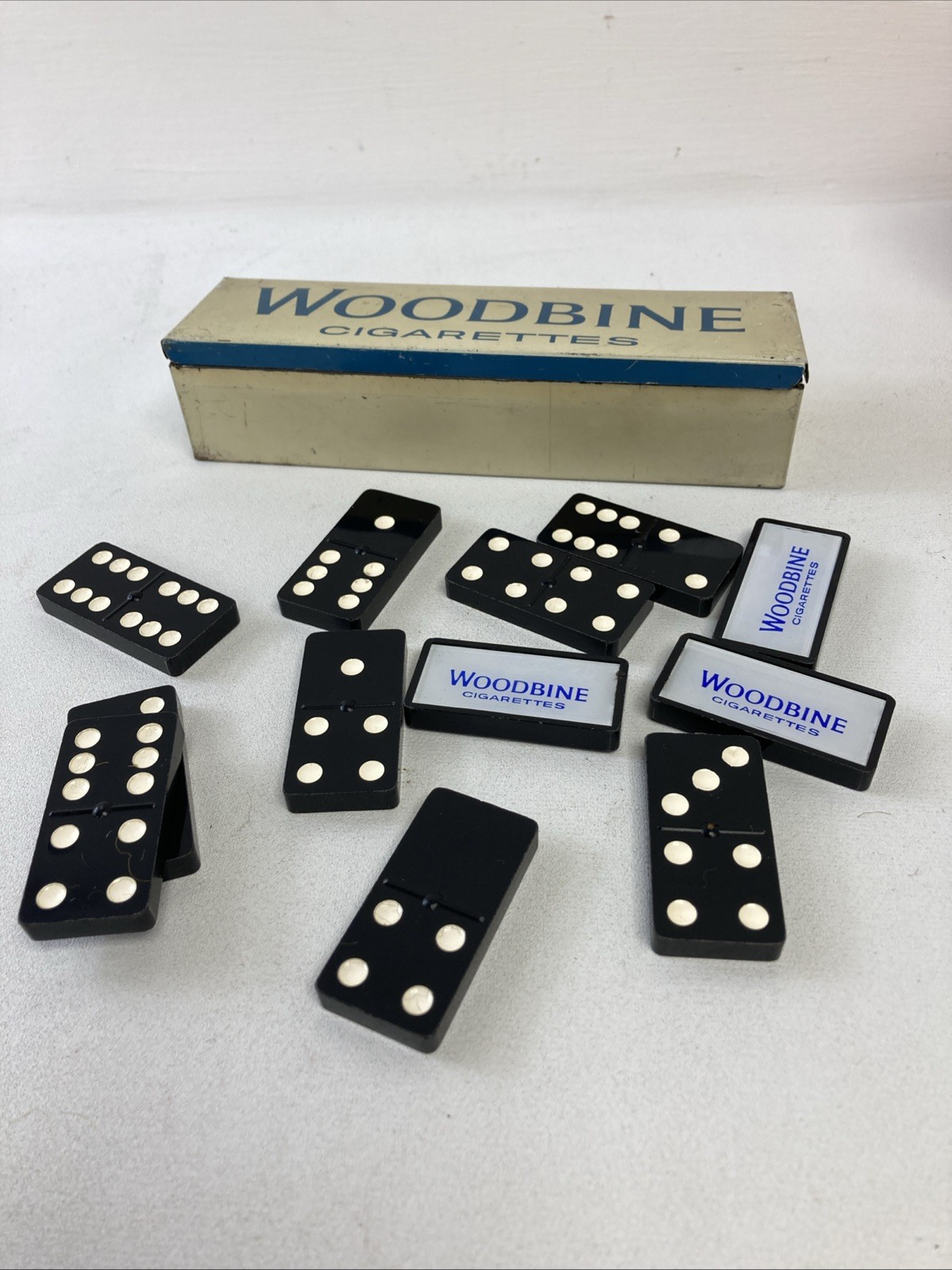 (RefJOH33) Woodbine cigarettes dominoes in metal tin