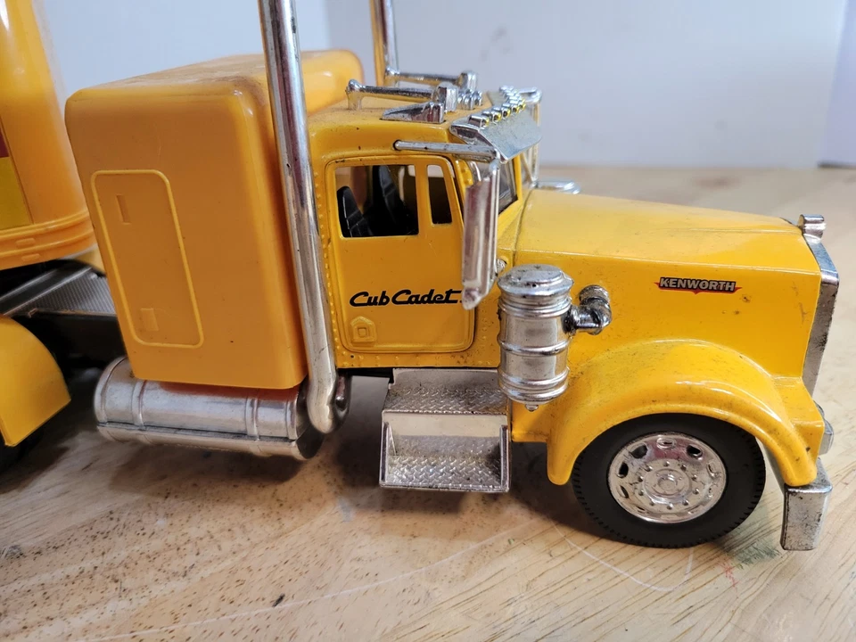 Vintage CUB CADET KENWORTH W900 1/32 DIE CAST TRACTOR  TRAILER - Image 2 of 4