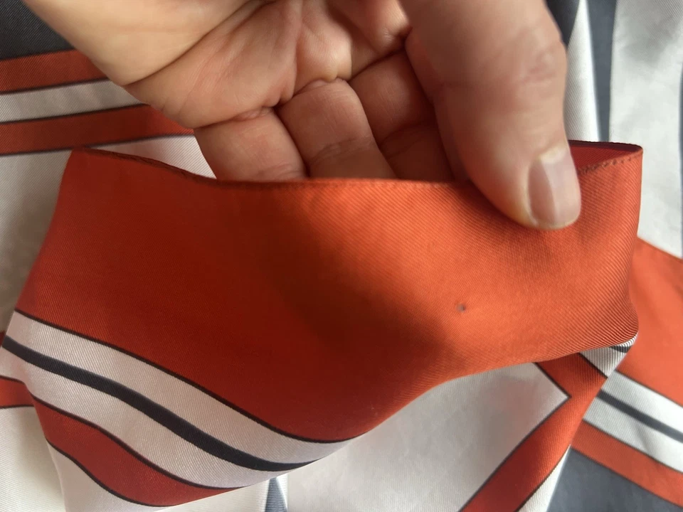 Bufanda cuadrada Escada Sport seda novedad 34”X34” 100 % seda Foto 4 de 4