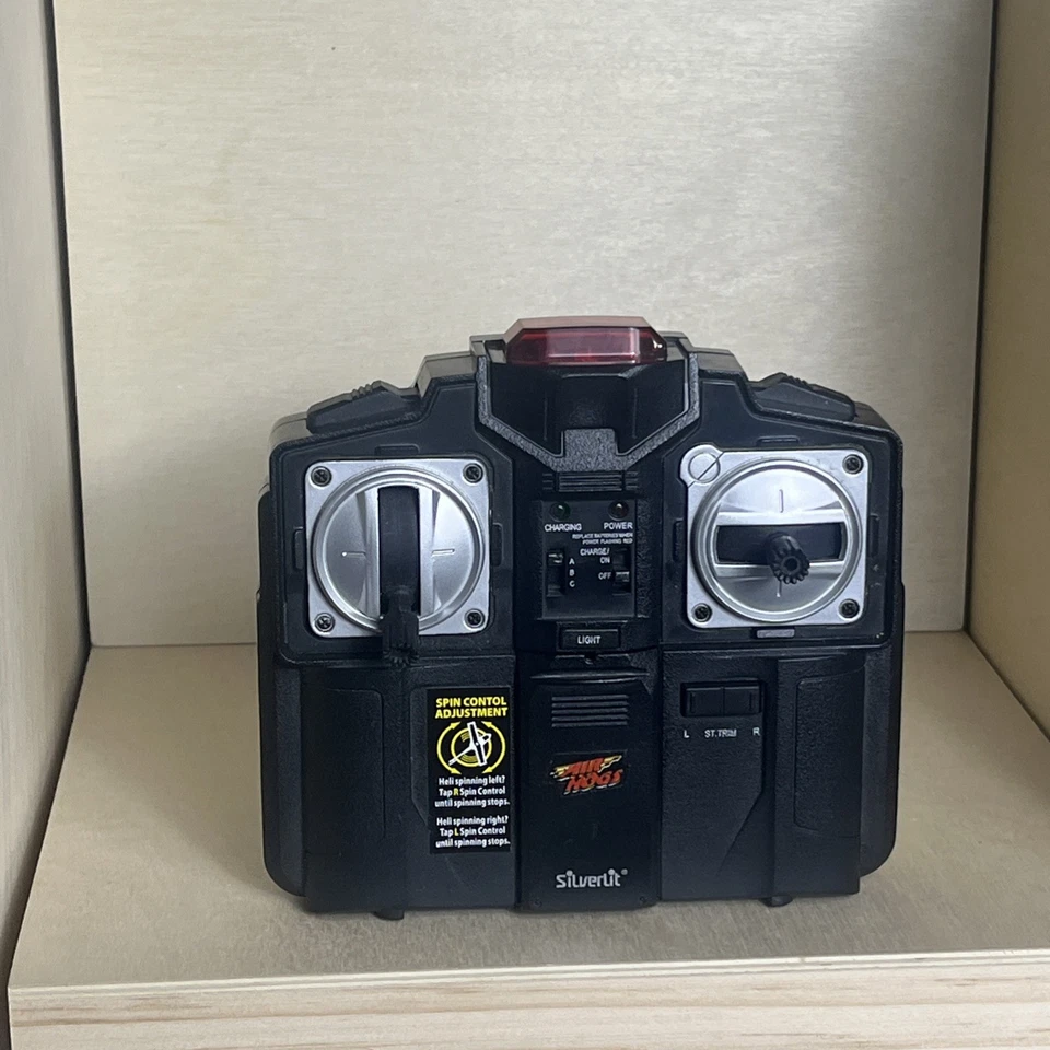 Classic  AIR HOGS 10925ASL SILVERLIT REMOTE CONTROL 44290 W/ Non working heli - Image 4 of 4