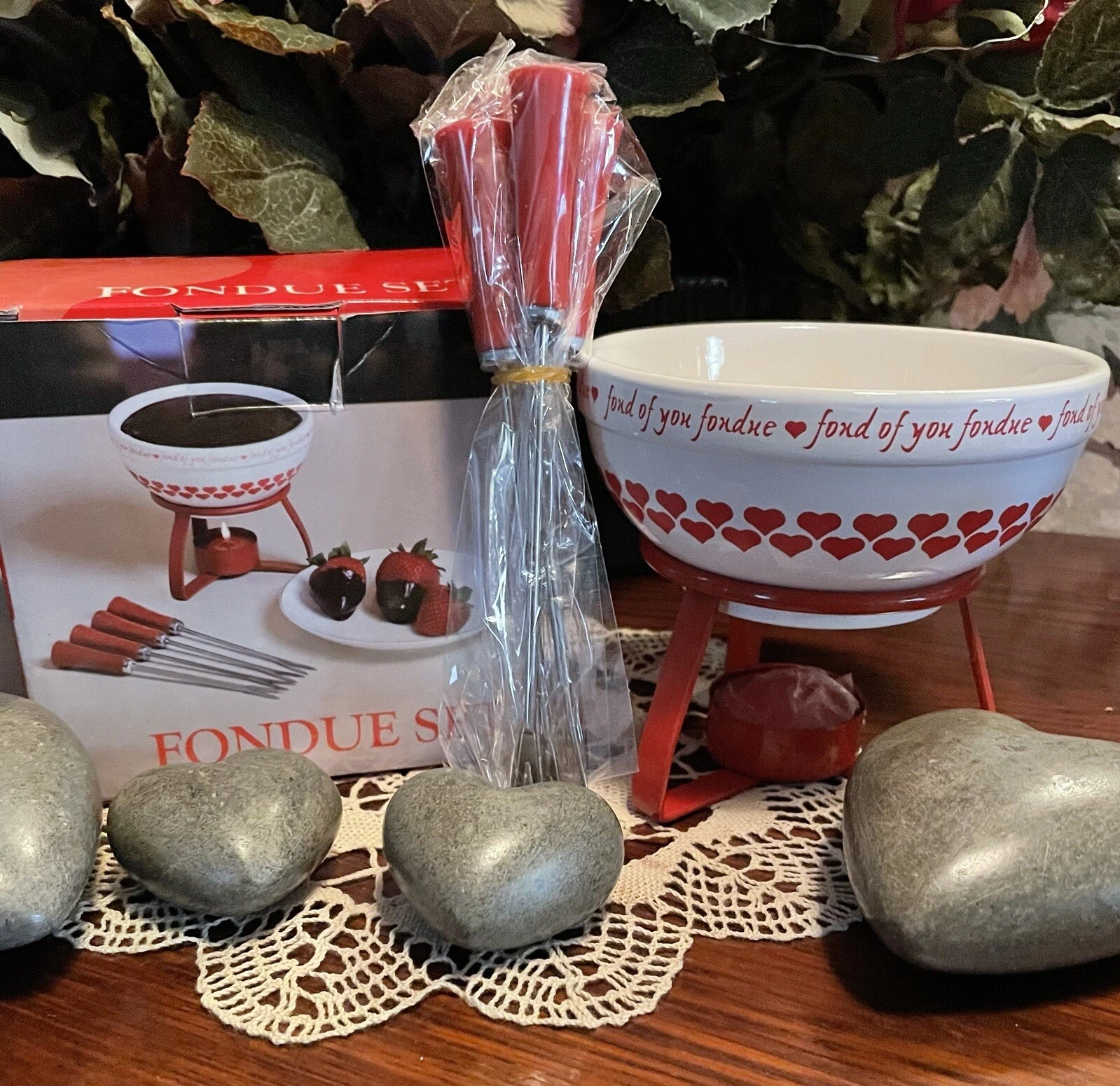 Vintage Fondue Set; Red & White W/4 Red Handled Forks; Red Tea Light; New In Box
Opens in a new wind