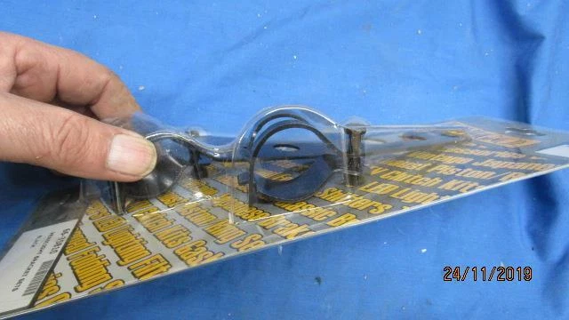 Soportes de faros de montaje lateral con clip universal Emgo 66-35810 - negro B391 Foto 4 de 4