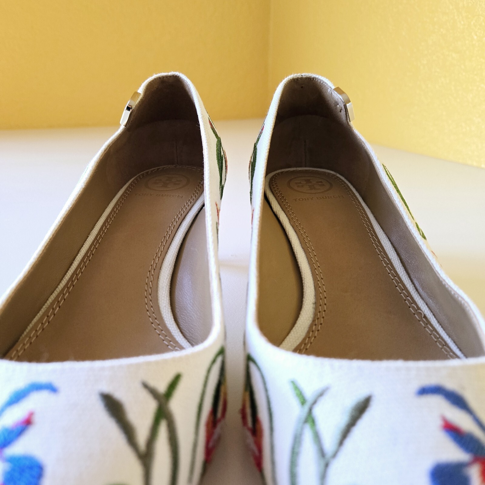 Tory Burch Elizabeth Painted Iris Embroidered Canvas Kitten Heel Pumps Size 8.5M thumbnail 9