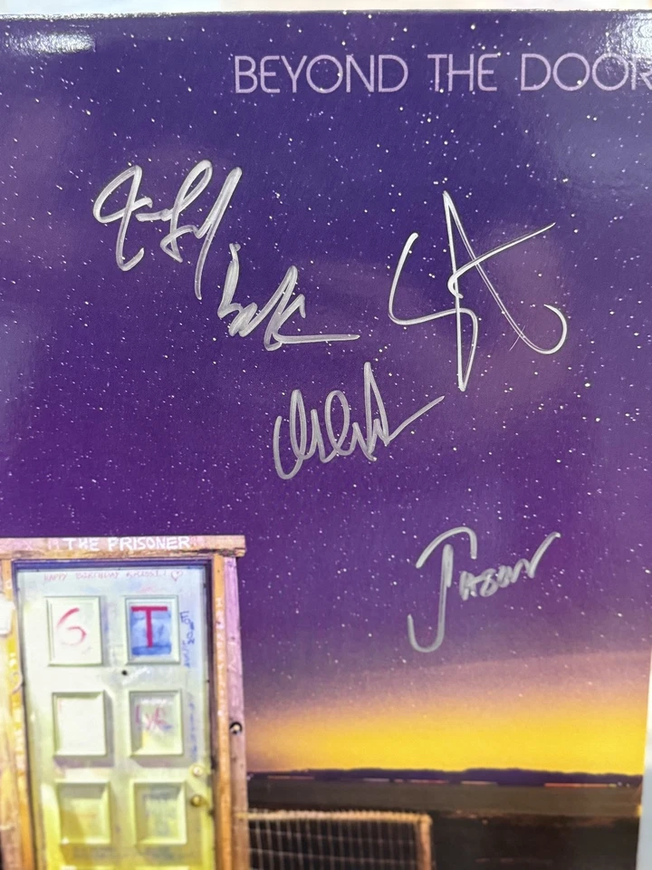 Пластинка долгоиграющая Redd Kross Beyond the Door фиолетовый винил подписанная Full Band Merge Records - Изображение 2 из 4