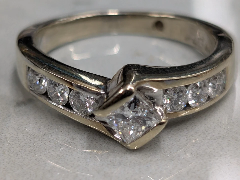 Anillo de princesa/corte redondo de diamantes de 0,85 quilates de oro amarillo de 14 quilates para dama Foto 2 de 4