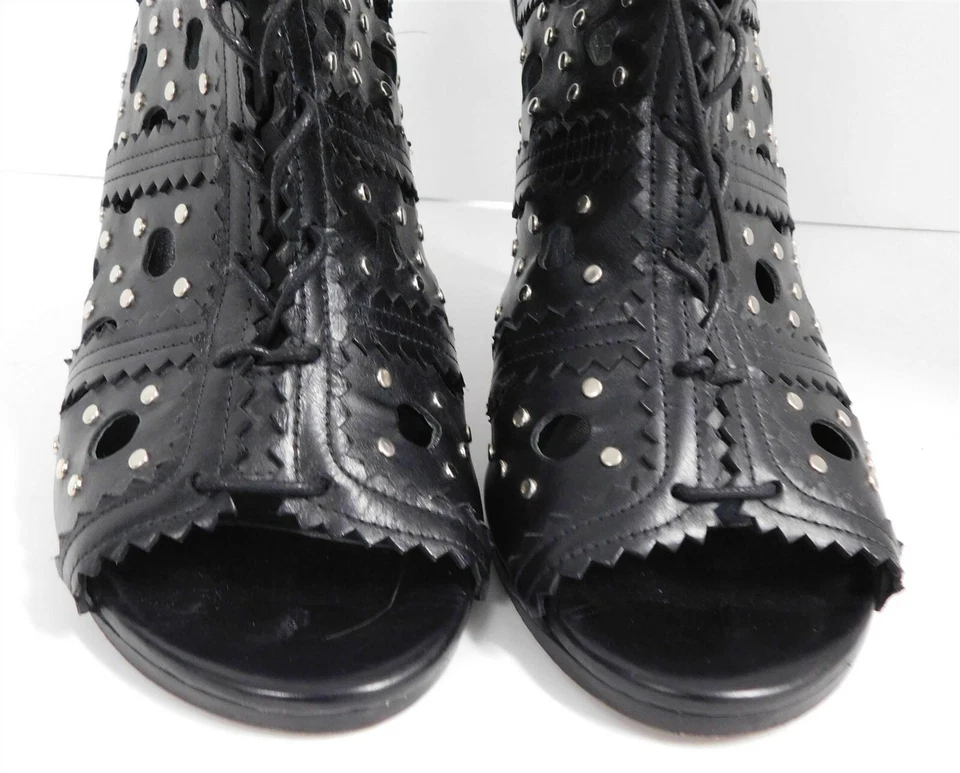Ботинки Stuart Weitzman черная кожа серебристые с заклепками на шнуровке с открытым носком 9,5 M - Изображение 3 из 4