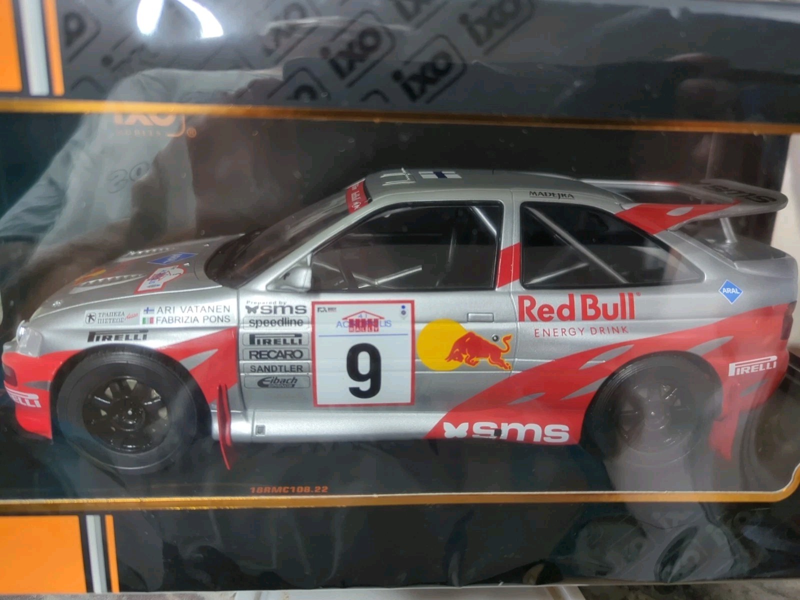 1/18 IXO FORD ESCORT COSWORTH 1994 Acropolis Rally ARI VATANEN RED BULL