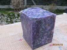 block de Charoîte brut de sciage