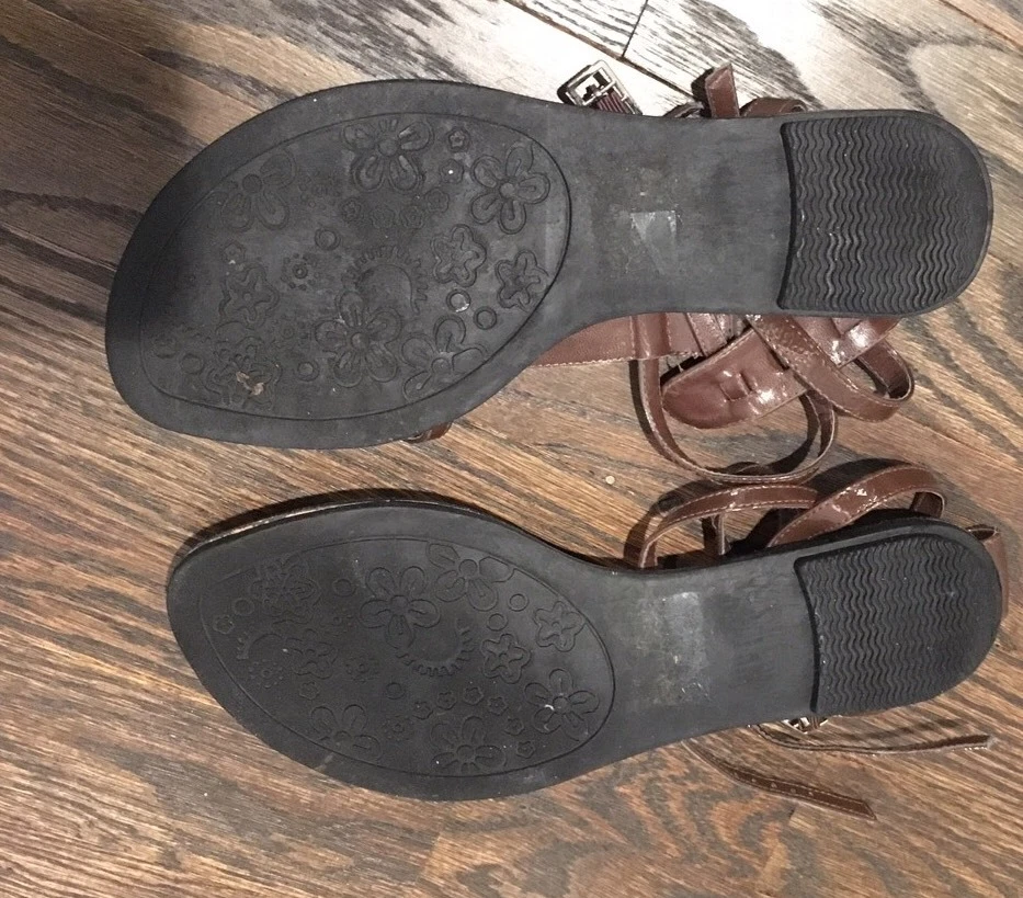 Sandalias de charol de gladiador con correa marrón con tiras Wet Seal talla 7 de EE. UU. Foto 3 de 4