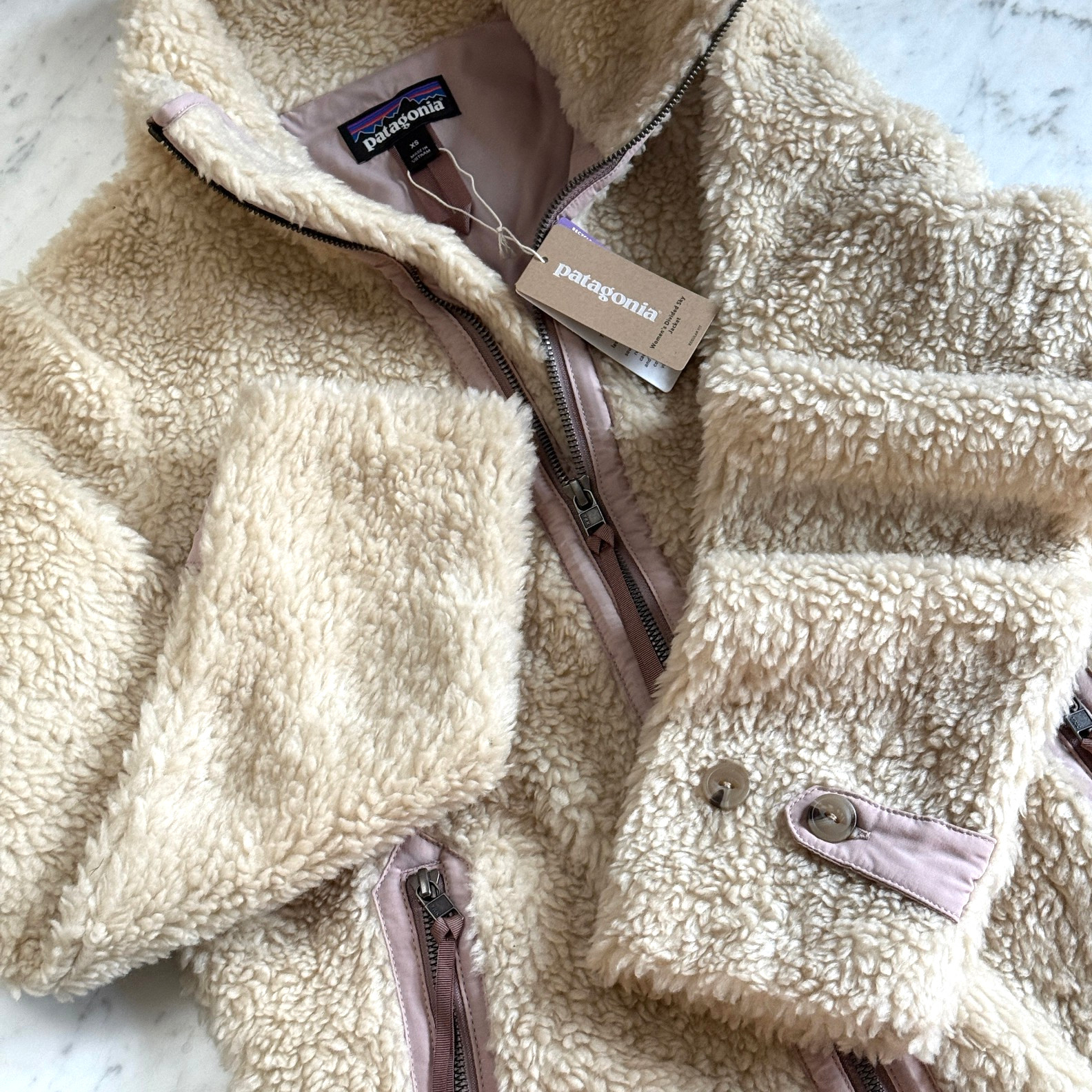 Patagonia Women's Divided Sky Jacket in XS - Natural Sherpa 