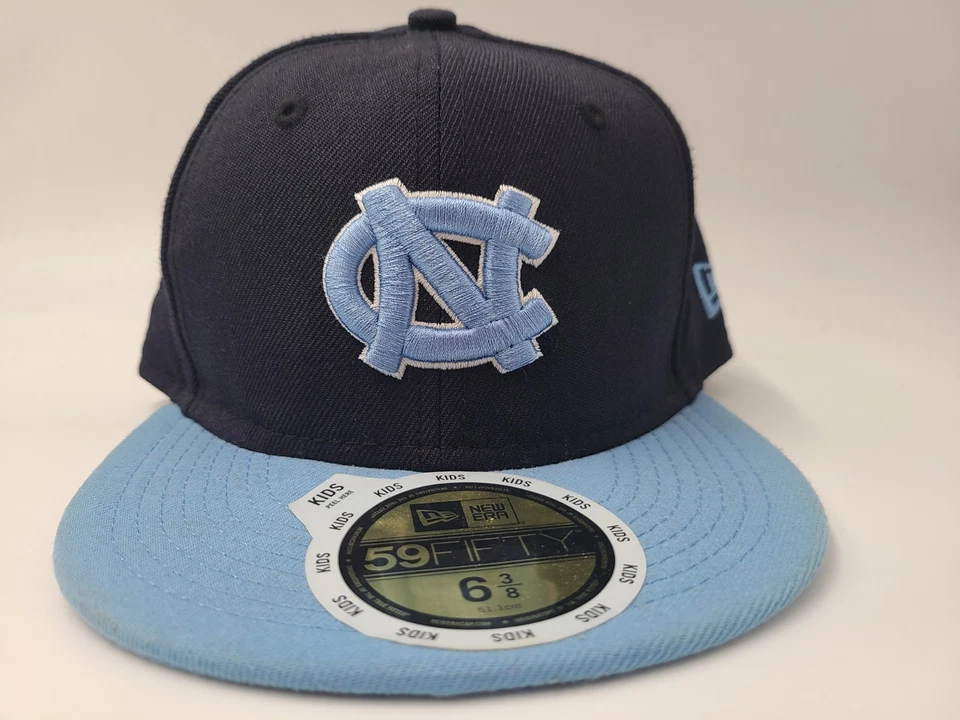 Jóvenes Carolina del Norte UNC Tacones Alquitranados New Era 59Fifty Ajustados 6 3/8 Gorra Niño NCAA Foto 2 de 4