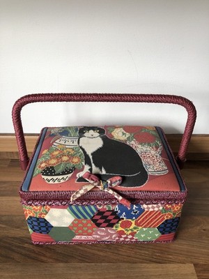 Vintage Gobelin Patchwork Katze Nähkorb mit Fäden und Zubehör etc.