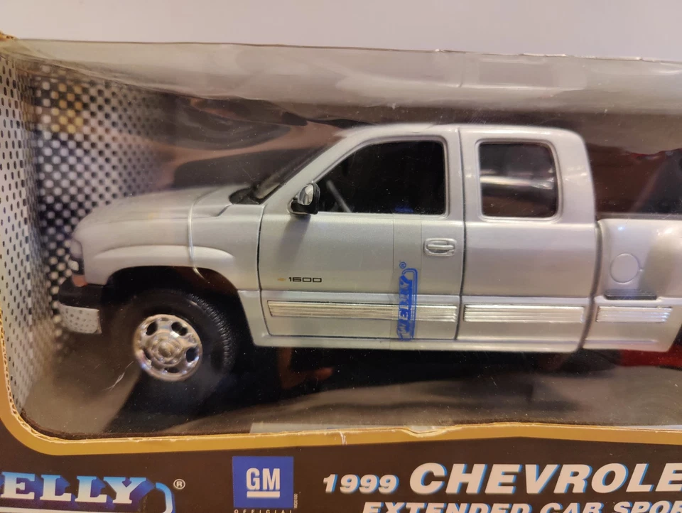 🏁 WELLY Silver 1999 Chevrolet Silverado Extended Cab Pickup Truck 1/18 🏁 - Image 2 of 4