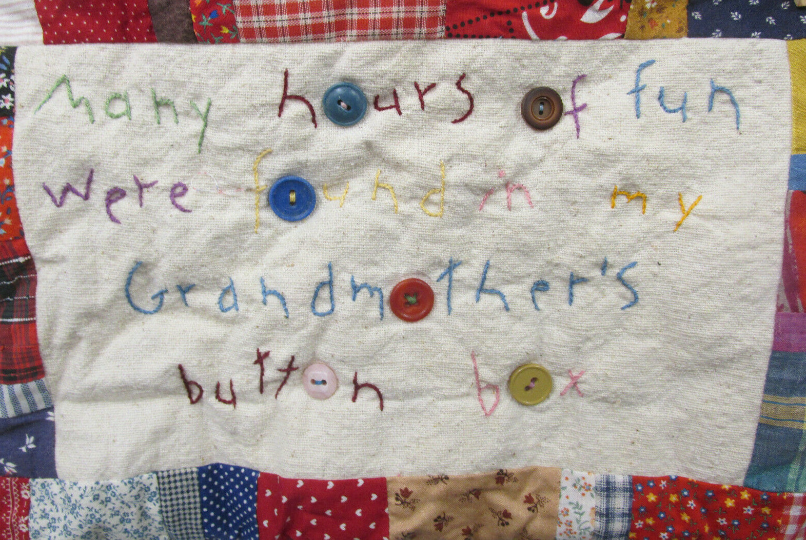 2 SMALL BUTTON / QUILTS LOVERS HANDMADE HOURS OF FUN IN GRANDMOTHERS BUTTON BOX
