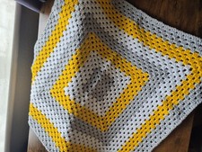  NUOVA COPERTA ALL'UNCINETTO FATTA A MANO BAMBINO BIANCA GRIGIO GIALLO 26 POLLICI CIRCA 